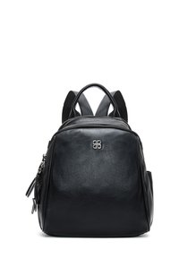Mochila de cuero negra con correas dobles para los hombros, bolsillo frontal con cremallera, textura suave y acento de logo en el panel frontal.