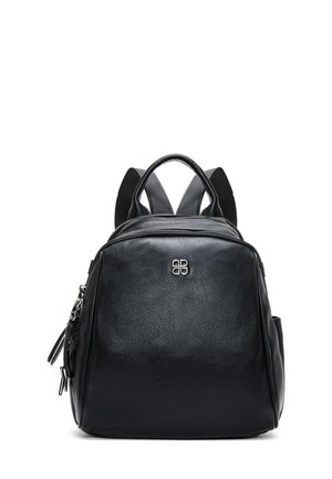 Sac à dos en cuir noir avec deux bretelles, poche zippée à l'avant, texture lisse et accent logo sur le panneau avant.