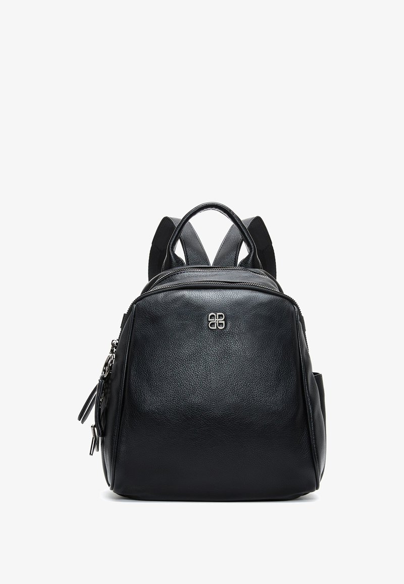 Mochila de cuero negra con correas dobles para los hombros, bolsillo frontal con cremallera, textura suave y acento de logo en el panel frontal.