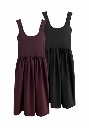 Zwei ärmellose Kleider mit Rundhalsausschnitt und gerafften Röcken, eines in Dunkelburgunder und das andere in Schwarz, auf weißem Hintergrund gezeigt.