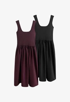 To ærmeløse kjoler med rund hals og opsamlede skørter, den ene i mørk bordeaux og den anden i sort, vist på en hvid baggrund.