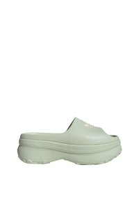 Os tamancos verdes moldados, tipo slip-on, apresentam uma sola de plataforma grossa, uma textura suave e um logótipo em relevo na parte superior para um design minimalista.