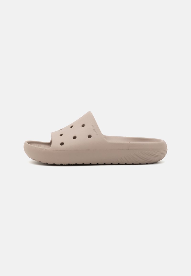 Sandal in beige chiaro, infilabile, realizzato in materiale morbido e flessibile. Presenta perforazioni per la ventilazione e una suola texturizzata per una maggiore aderenza.