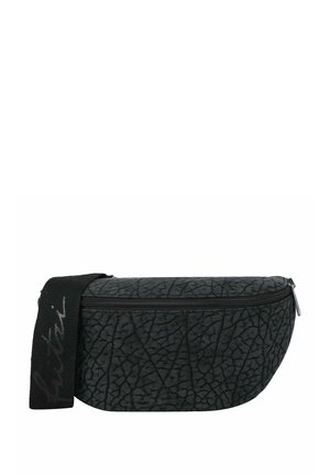 Schwarze, strukturierte Bauchtasche mit Blattadern-Muster und einem schwarzen Riemen mit dezenten Schriftzügen.