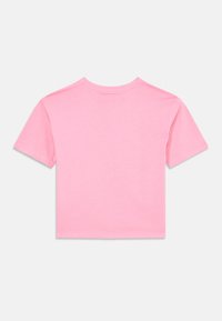 Rosa t-shirt med kort ärm gjord av mjuk bomull. Enfärgad design med rak nederkant och rund halsringning. Inga ytterligare mönster eller detaljer.