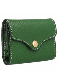 Portefeuille vert texturé en matériau synthétique. Il dispose d'une fermeture à pression dorée, de coutures crème et d'un design de rabat en biais.