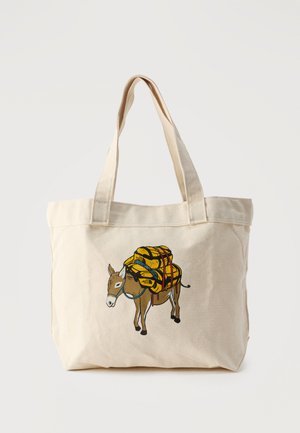 Beige totepose med en grafik af en brun æsel, der bærer lyse gule North Face-rygsække på ryggen.