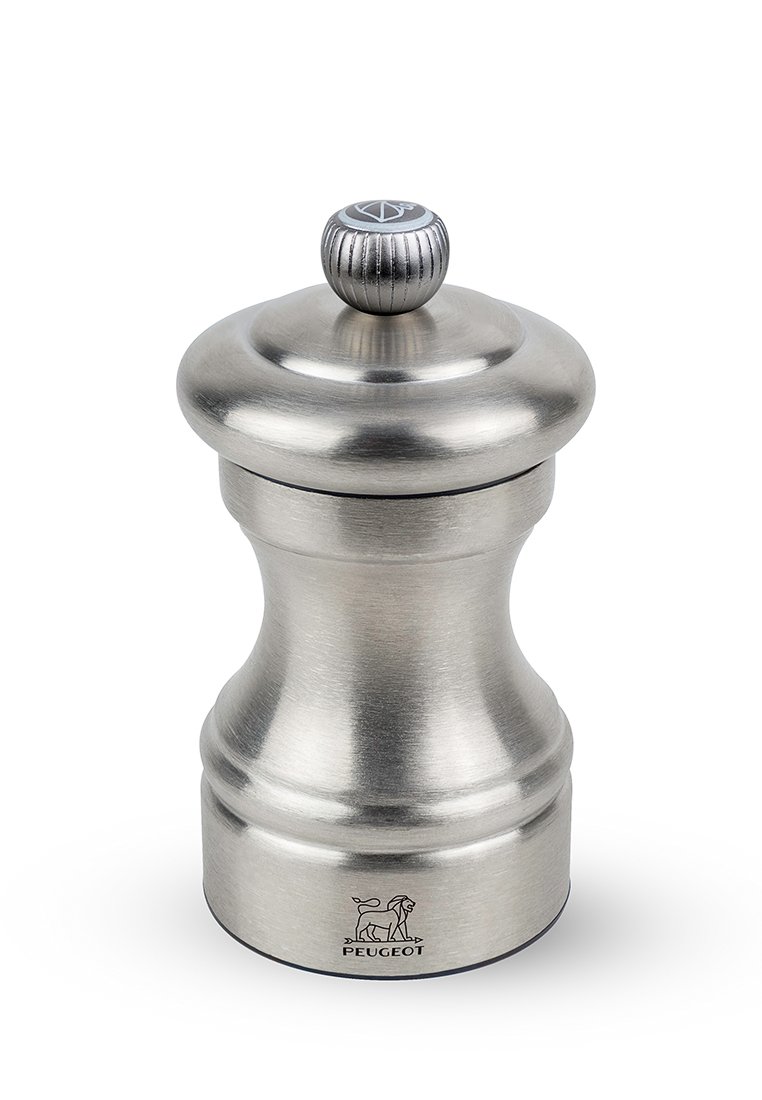 Pfeffermühle aus Edelstahl mit einer gewölbten, sanduhrförmigen Form, geriffeltem Knopf oben und eingraviertem Peugeot-Logo an der Basis.