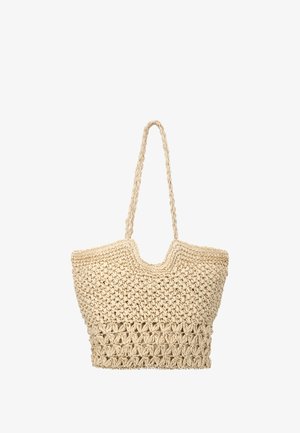 Bézs színű szőtt szalma táska széles testtel, bonyolult kötött mintával és hosszú fonott fogantyúkkal vállra hordáshoz.