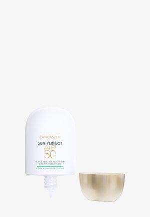 Écran solaire fluide invisible quotidien Lancaster Sun Perfect Air SPF 50 avec bouchon doré retiré, conçu pour les pores et les imperfections.
