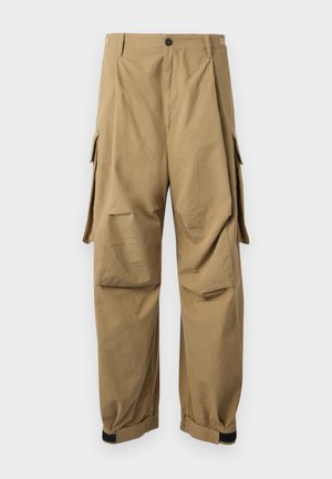 Pantalons cargo kaki en tissu léger, avec des poches cargo latérales, une fermeture à bouton et des poignets élastiques aux chevilles.