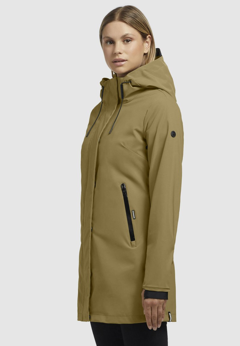 Veste imperméable vert olive avec capuche, poche avant zippée et accents noirs. Texture lisse et design ergonomique, avec cordons de capuche réglables.