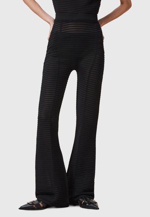Zwarte wijde broek met textuur van horizontale ribbels, een hoge taille en contrasterende naden. Gemaakt van een lichtgewicht, doorschijnend materiaal.