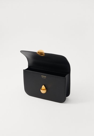 Bolsa de mão em couro preto com uma textura lisa, aba arredondada e fecho em metal dourado. O interior é espaçoso, com um logo da marca na parte da frente.