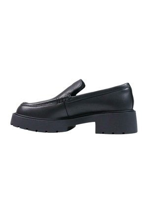 Mocasín negro de cuero con suela gruesa dentada y tacón bajo en bloque, vista lateral, estilo slip-on con detalle de costura en la parte superior.