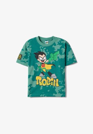 T-shirt pour enfants tie-dye vert avec un personnage de dessin animé Robin portant des gants verts et une cape jaune, pointant du doigt, avec le texte "ROBIN" en dessous.