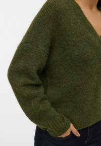 Dunkelgrüner Wollpullover mit V-Ausschnitt, lockerem Schnitt und gerippten Bündchen, mit weicher Textur und leicht flauschigem Finish.