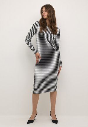 Robe à manches longues rayée noir et blanc avec une silhouette ajustée, dotée d'un col rond, d'un ourlet au niveau des genoux et d'un tissu doux au toucher.