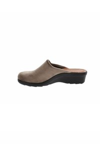 Scarpa stile clog in suede marrone tenue con punta arrotondata, soletta sagomata e tacco a zeppa nera basso. Superficie liscia.