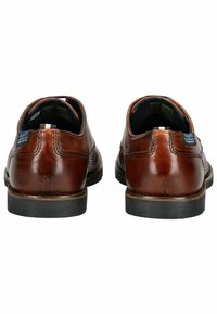 Scarpe in pelle marrone con una finitura liscia, dotate di un tacco basso e cuciture decorative, viste da dietro. Suole in gomma nera.