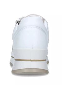 Sneaker bianco con tomaia texture, accenti beige sottili e suola grigia. Presenta una chiusura a zip e un design con retro arrotondato.