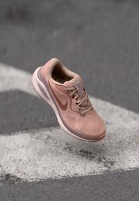 Nike Performance STRUCTURE 26 - Tenisice za cestovno trčanje - particle pink/taupe grey/rose gold/silt red/pale ivory