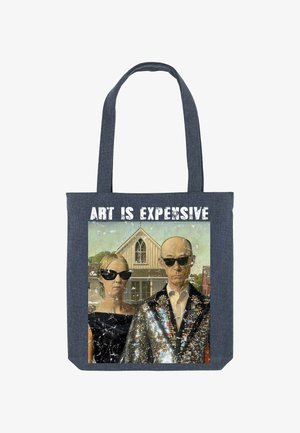 Tote bag met een vintage stijlprint van een man en vrouw met zonnebrillen voor een huis, met de tekst erboven "KUNST IS DUUR."