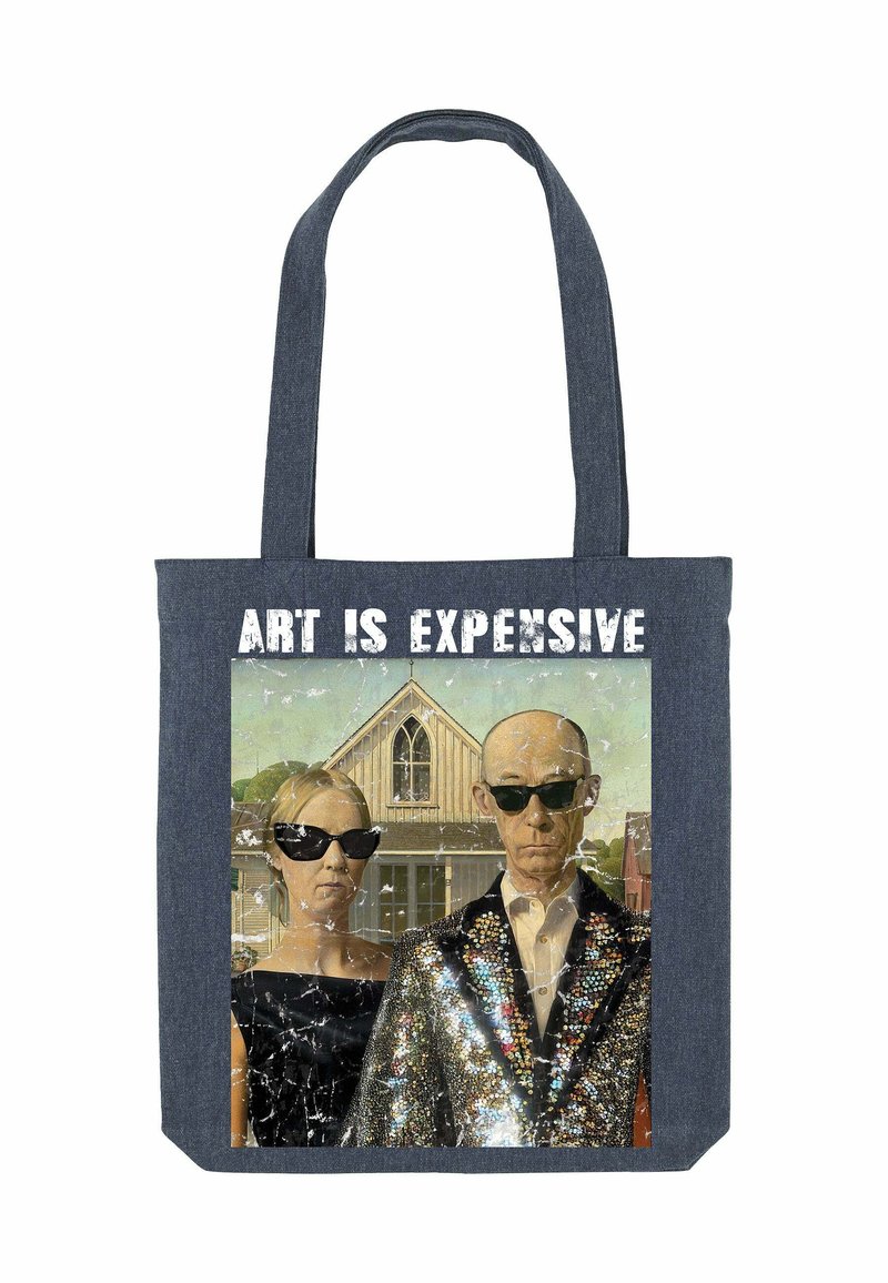 Borsa a tracolla con una stampa in stile vintage di un uomo e una donna con occhiali da sole di fronte a una casa, il testo sopra recita "L'ARTE È COSTOSA."