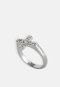 Hõbedane sõrmus ristimustriga, mille külgedel on säravad pitsäkivid, sile poleeritud riba ja modernne geomeetriline kuju.