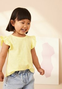 Next SCALLOP-REGULAR FIT - Triko s potiskem - yellow
