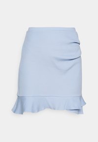 Lichtblauwe, geribbelde rok met een uitlopende zoom. Heeft aan één kant geplooide stof voor textuur en een zachte, vloeiende uitstraling.