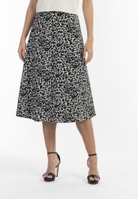 Midikjole med leopardprint i et let stof, med en flared form, i sort og beige farver og en glat tekstur. Sorte strophæle.