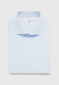 Ljusblå, kortärmad skjorta med texturmönster, knapp-kollär och tre knappstängning fram. Finns i slim fit.
