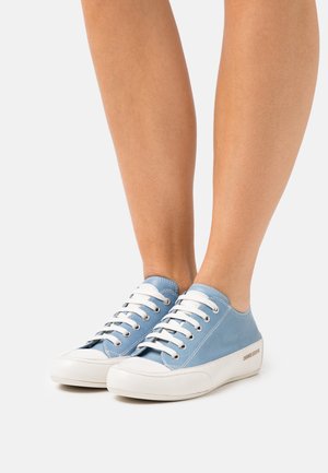Blauwe canvas sneakers met witte rubberen zolen, voorzien van witte veters, metalen oogjes en een contrasterende zijlogo-detail.
