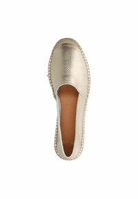 Metalen gouden espadrille met een gestructureerde bovenkant, elastische zijkanten en een natuurlijke jute touwzool. Vlak ontwerp, open achterkant voor ademend vermogen.