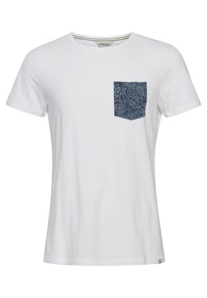 Tricou alb din bumbac, cu guler rotund și mâneci scurte. Include o pochliță cu un model bleumarin pe partea stângă a pieptului.