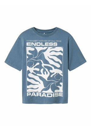 Bavlnené tričko, svetlomodrej farby, s bielym abstraktným vzorom vlne a výrazným textom "NEKONEČNE PARADÍZ" na spodnej časti. Krátke rukávy.