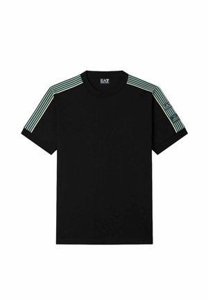 T-shirt nera a maniche corte con accenti a strisce verdi e bianche sulle spalle e sulle maniche, con logo EA7 sul colletto e sulla manica sinistra.