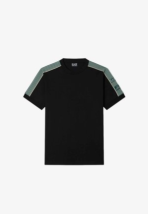 T-shirt nera a maniche corte con accenti a strisce verdi e bianche sulle spalle e sulle maniche, con logo EA7 sul colletto e sulla manica sinistra.
