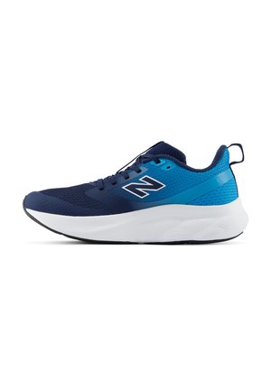 Chaussure de running homme bleu marine et bleu vif avec une semelle blanche épaisse et une semelle extérieure noire, avec le logo New Balance sur le côté.