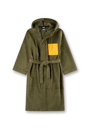 Olijfgroene badjas met capuchon, lange mouwen, taillekoord en een felgele vierkante zak op de linkerborst.
