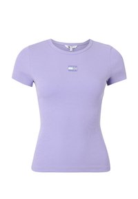 T-shirt lilas côtelé à manches courtes avec encolure ronde et petite étiquette de logo de marque sur la poitrine. Texture douce, coupe ajustée.