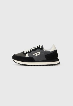 Zwarte en grijze sneaker van suede en mesh, met een witte tussenzool, zwarte rubberen loopzool en contrasterend logodetail aan de zijkant.