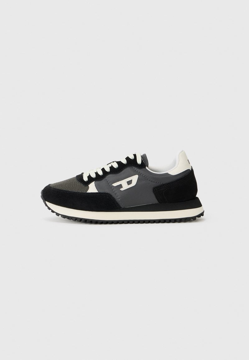 Basket noire et grise en daim et en maille, avec une semelle intermédiaire blanche, une semelle extérieure en caoutchouc noir et un logo contrastant sur le côté.