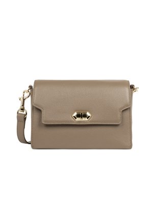 Borsa a tracolla in pelle taupe con chiusura a scatto esagonale in tono oro e tracolla rimovibile su sfondo bianco.