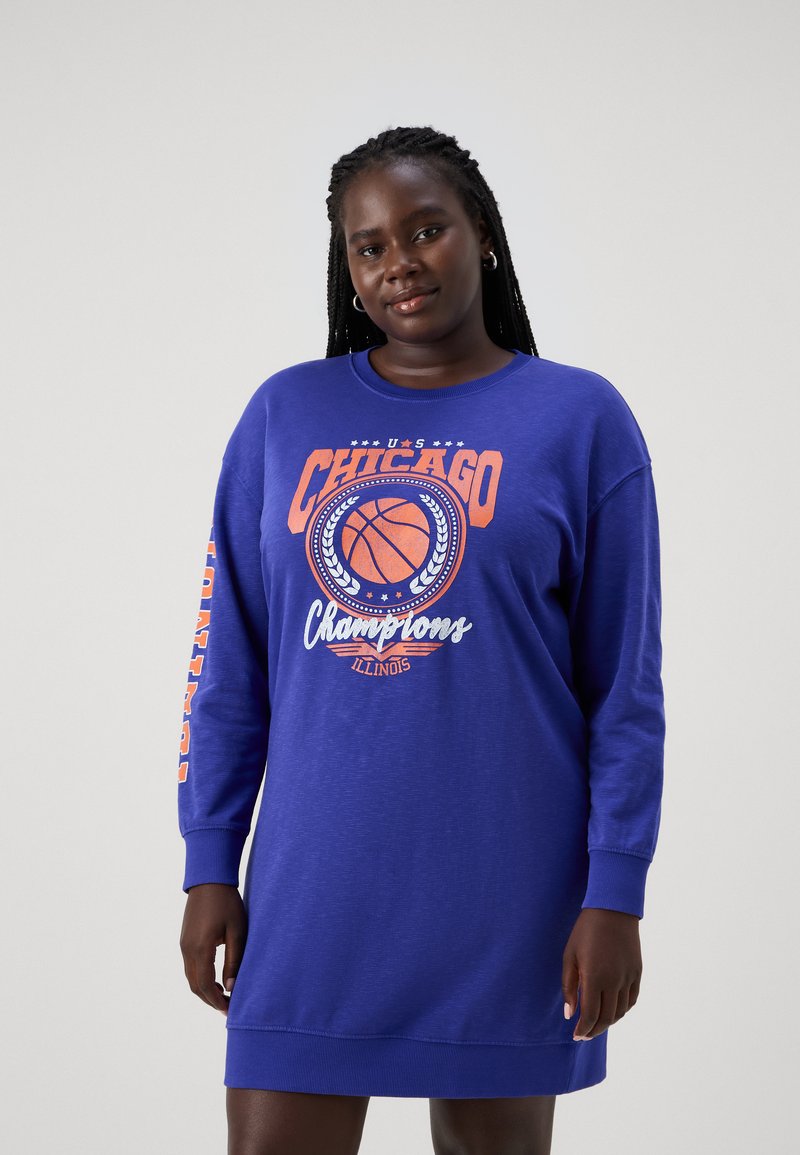 Μπλε φόρεμα φούτερ με μακριά μανίκια. Διαθέτει γραφικό μπάσκετ και κείμενο που λέει "Chicago Champions Illinois" σε πορτοκαλί και λευκό.