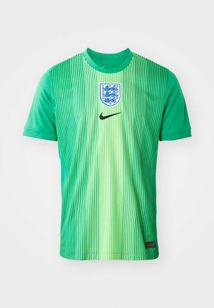 Camiseta verde de manga corta de Nike con rayas verticales, que presenta un escudo de Inglaterra y un pequeño logo negro cerca del cuello. Textura de tela suave.
