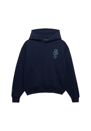 Mørkeblå hættetrøje med forlomme og lille lyseblåt grafisk tekst "SD 54 Co" på venstre bryst og på ærmet.