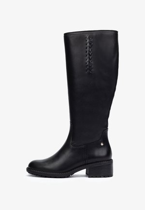 Botte en cuir noir jusqu'aux genoux avec un détail tressé sur le côté, un talon empilé et une texture lisse avec des accents matériels subtils.