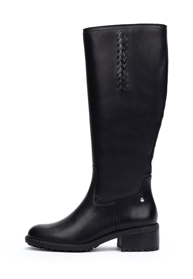 Bota de cuero negro hasta la rodilla con un detalle trenzado a lo largo del costado, tacón apilado y textura suave con sutiles acentos en metal.